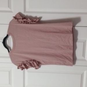 Short sleeve t shirt from shein is is an adult small in women's very cute sleeve